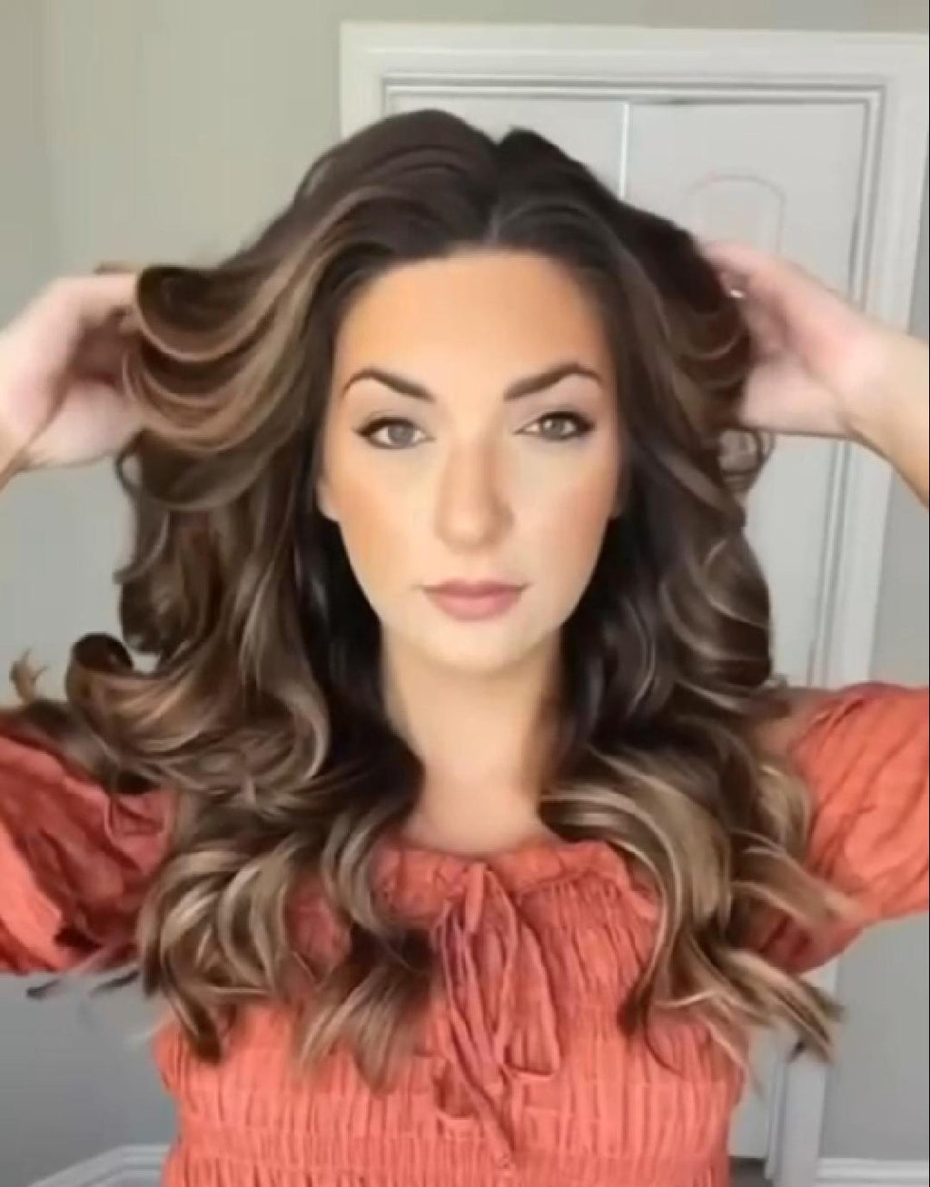 Kit de rizos sin calor colocado en el cabello